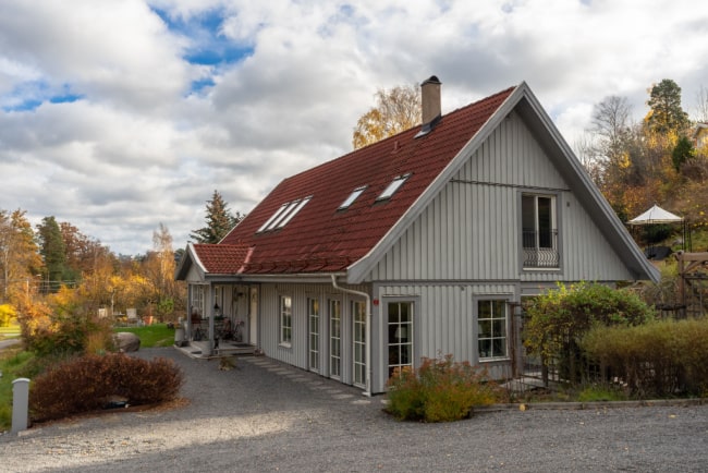 Vit villa i Sverige.
