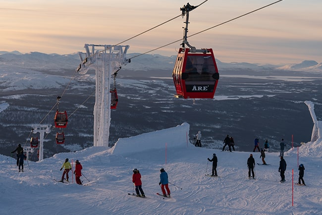 Skidlyft och skidåkare i Åre, Sverige.